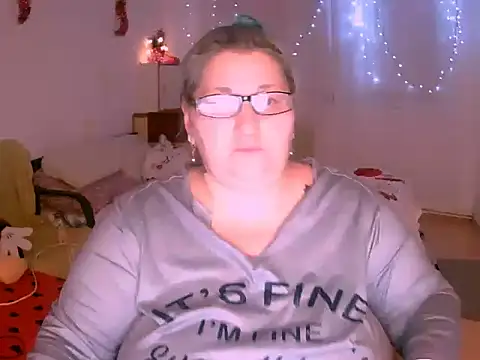 Snapshot of mayamayx chatting on 12.15.25 mayamayx online show from 12.15.25