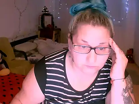 Snapshot of mayamayx chatting on 12.19.25 mayamayx online show from 12.19.25
