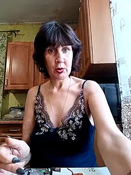 Snapshot of Laura_Kiss chatting on 11.21.25 Laura Kiss online show from 11.21.25