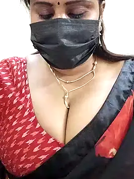 Snapshot of Queenflowerr chatting on 01.28.25 Queenflowerr online show from 01.28.25