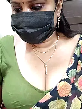 Snapshot of Queenflowerr chatting on 02.10.25 Queenflowerr online show from 02.10.25