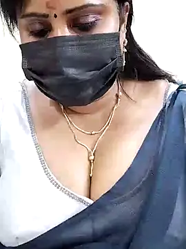 Snapshot of Queenflowerr chatting on 02.10.25 Queenflowerr online show from 02.10.25