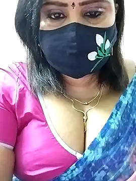 Snapshot of Queenflowerr chatting on 09.11.25 Queenflowerr online show from 09.11.25