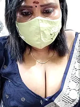 Snapshot of Queenflowerr chatting on 09.22.25 Queenflowerr online show from 09.22.25