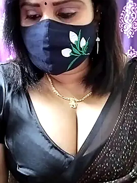 Snapshot of Queenflowerr chatting on 09.28.25 Queenflowerr online show from 09.28.25