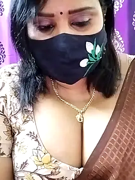 Snapshot of Queenflowerr chatting on 10.28.25 Queenflowerr online show from 10.28.25