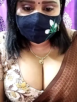 Snapshot of Queenflowerr chatting on 11.01.25 Queenflowerr online show from 11.01.25