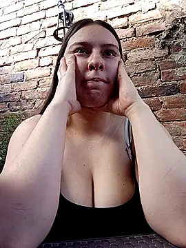 Snapshot of ary-cooper chatting on 12.13.25 ary-cooper online show from 12.13.25