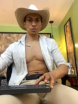 Snapshot of ApoloCruz chatting on 10.03.25 ApoloCruz online show from 10.03.25