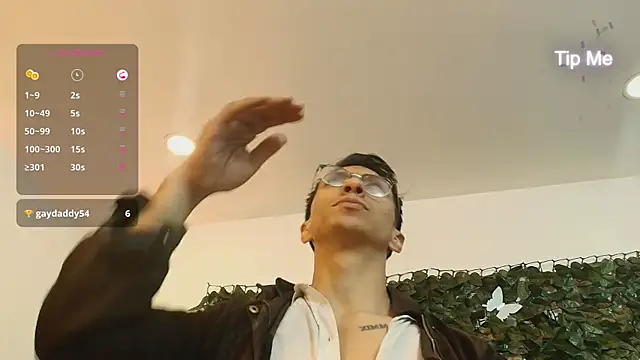 Snapshot of ApoloCruz chatting on 10.24.25 ApoloCruz online show from 10.24.25