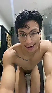 Snapshot of ApoloCruz chatting on 11.24.25 ApoloCruz online show from 11.24.25