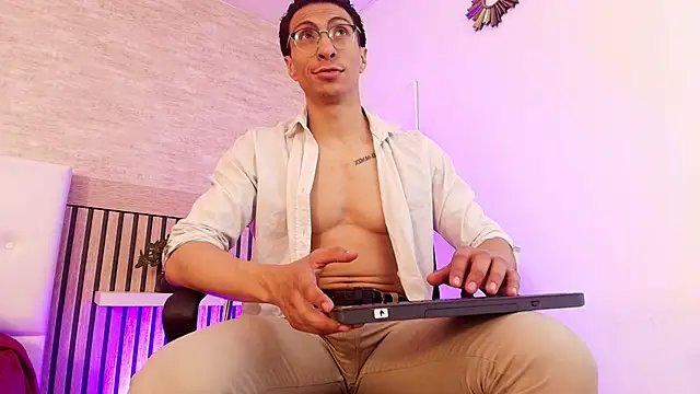 Snapshot of ApoloCruz chatting on 12.05.25 ApoloCruz online show from 12.05.25