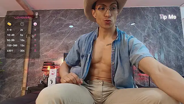 Snapshot of ApoloCruz chatting on 12.15.25 ApoloCruz online show from 12.15.25