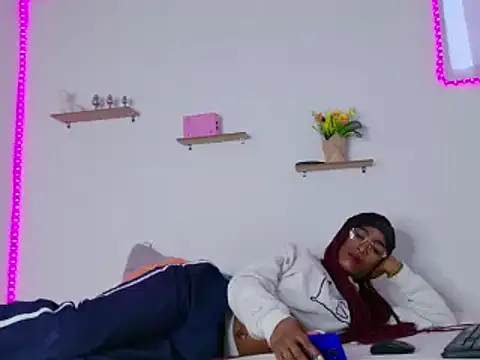 nahomy james25 online show from 02.01.25