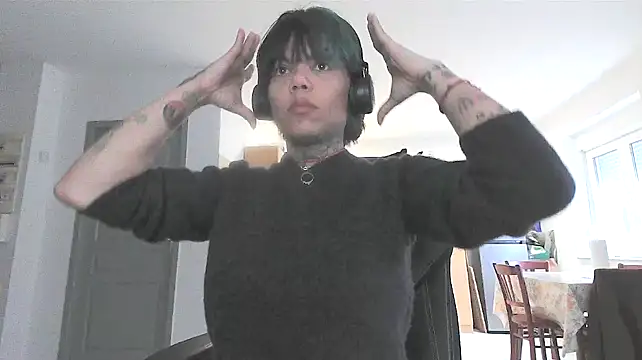 Snapshot of serena__vedette chatting on 02.10.25 serena vedette online show from 02.10.25