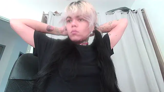 Snapshot of serena__vedette chatting on 09.11.25 serena vedette online show from 09.11.25