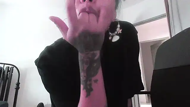 Snapshot of serena__vedette chatting on 10.21.25 serena vedette online show from 10.21.25