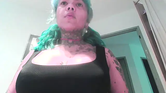 Snapshot of serena__vedette chatting on 10.22.25 serena vedette online show from 10.22.25