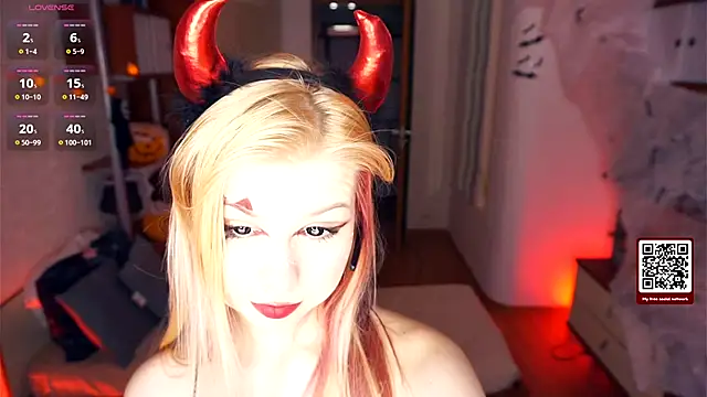 LynetHakes online show from 10.31.25