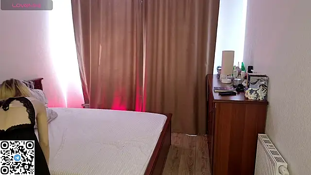 LynetHakes online show from 04.15.26