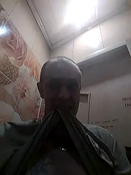 Snapshot of MaxDevilWhite chatting on 10.17.25 MaxDevilWhite online show from 10.17.25