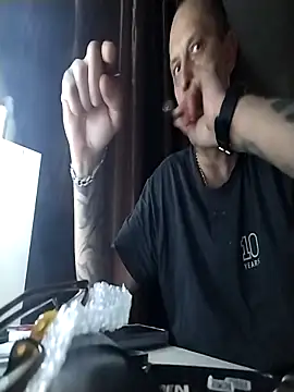 Snapshot of MaxDevilWhite chatting on 11.24.25 MaxDevilWhite online show from 11.24.25