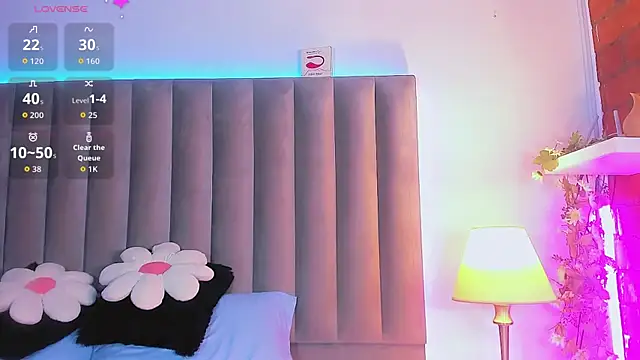 Snapshot of CamiiGarcia chatting on 10.24.25 CamiiGarcia online show from 10.24.25