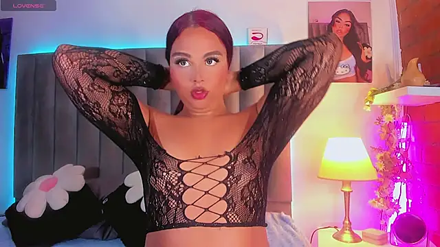 Snapshot of CamiiGarcia chatting on 11.02.25 CamiiGarcia online show from 11.02.25