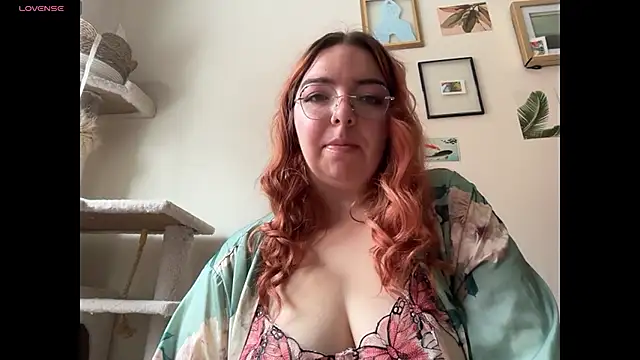 Snapshot of curvycate127 chatting on 11.29.25 curvycate127 online show from 11.29.25