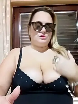 Snapshot of topina8 chatting on 11.15.25 topina8 online show from 11.15.25