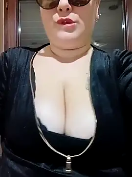 Snapshot of topina8 chatting on 11.24.25 topina8 online show from 11.24.25