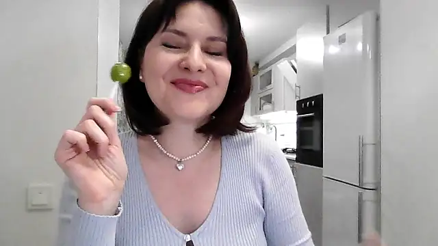 Snapshot of Victoria_Glam chatting on 11.27.25 Victoria Glam online show from 11.27.25