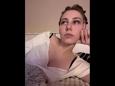 Molli Luv online show from 11.10.25