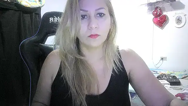 Snapshot of mariana0x chatting on 10.09.25 mariana0x online show from 10.09.25