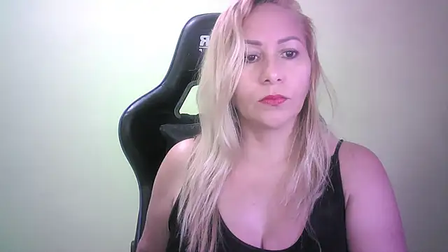 Snapshot of mariana0x chatting on 11.20.25 mariana0x online show from 11.20.25