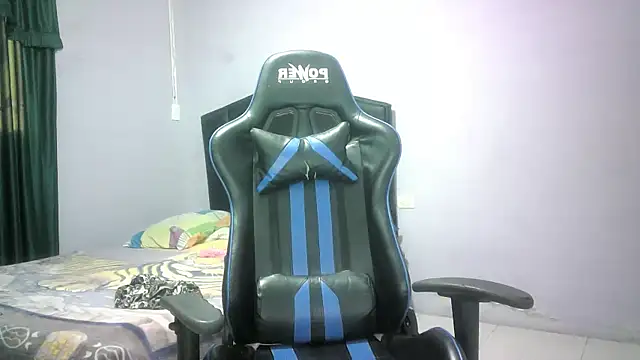 Snapshot of mariana0x chatting on 11.23.25 mariana0x online show from 11.23.25