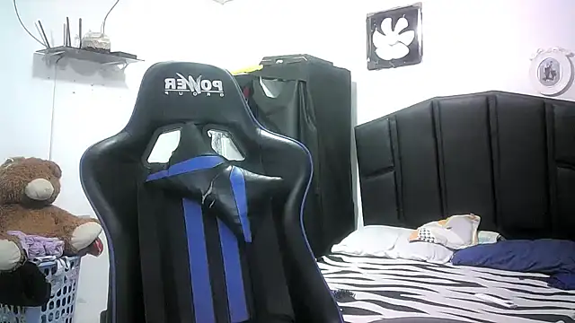 Snapshot of mariana0x chatting on 12.15.25 mariana0x online show from 12.15.25