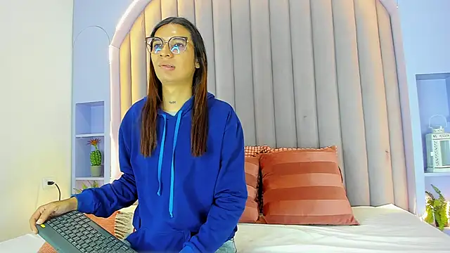 LauraaGomezz   online show from 10.17.25