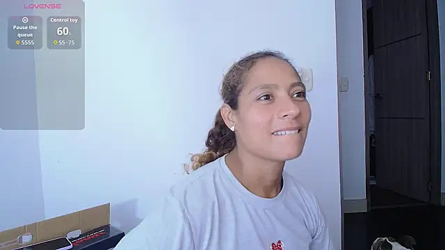 Snapshot of Zoedaniels chatting on 10.24.25 Zoedaniels online show from 10.24.25