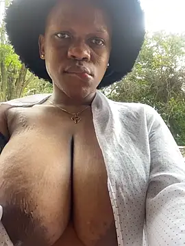 Snapshot of Boneca25 chatting on 02.07.25 Boneca25 online show from 02.07.25