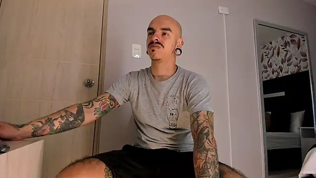 Snapshot of kaletattoo chatting on 07.20.26 kaletattoo online show from 07.20.26