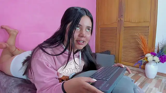 Snapshot of evaa_greey chatting on 02.13.25 evaa greey online show from 02.13.25