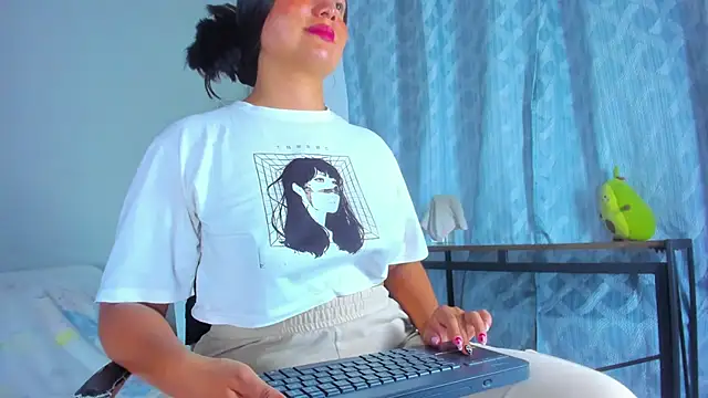 Snapshot of evaa_greey chatting on 11.08.25 evaa greey online show from 11.08.25