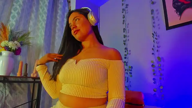 Snapshot of evaa_greey chatting on 11.28.25 evaa greey online show from 11.28.25