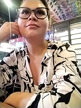 Snapshot of Vale_Saenzz chatting on 03.01.25 Vale Saenzz online show from 03.01.25