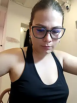 Snapshot of Vale_Saenzz chatting on 03.11.25 Vale Saenzz online show from 03.11.25