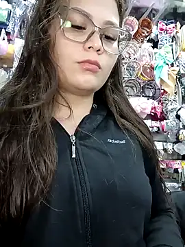 Snapshot of Vale_Saenzz chatting on 09.15.25 Vale Saenzz online show from 09.15.25