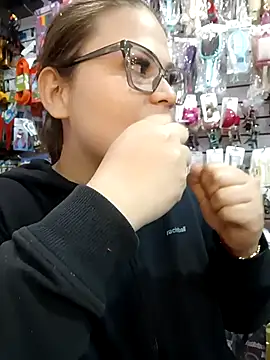 Snapshot of Vale_Saenzz chatting on 10.08.25 Vale Saenzz online show from 10.08.25