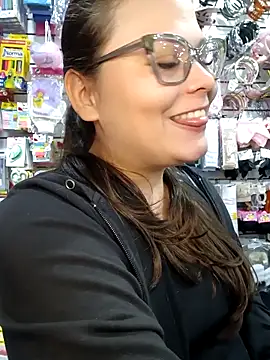 Snapshot of Vale_Saenzz chatting on 11.10.25 Vale Saenzz online show from 11.10.25