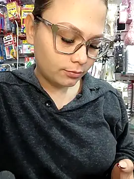 Snapshot of Vale_Saenzz chatting on 11.13.25 Vale Saenzz online show from 11.13.25